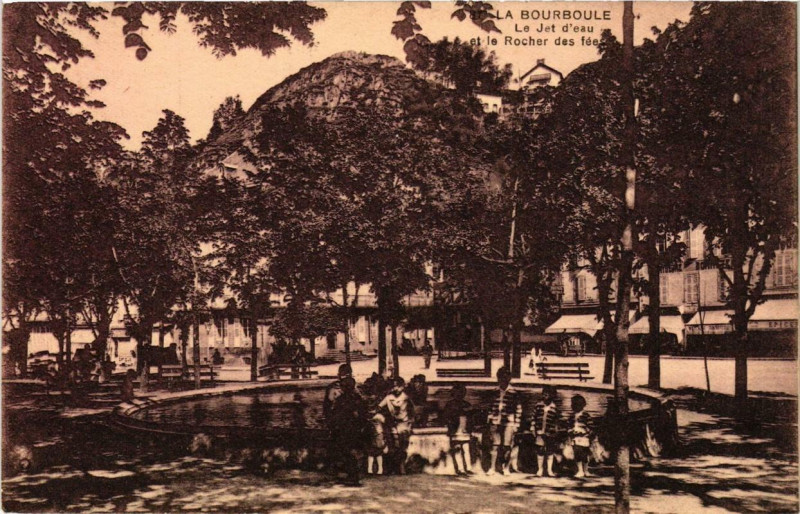 Carte postale ancienne La Bourboule Le Jet d'eau et le Rocher des fées à La Bourboule
