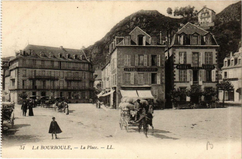 Carte postale ancienne La Bourboule La Place à La Bourboule