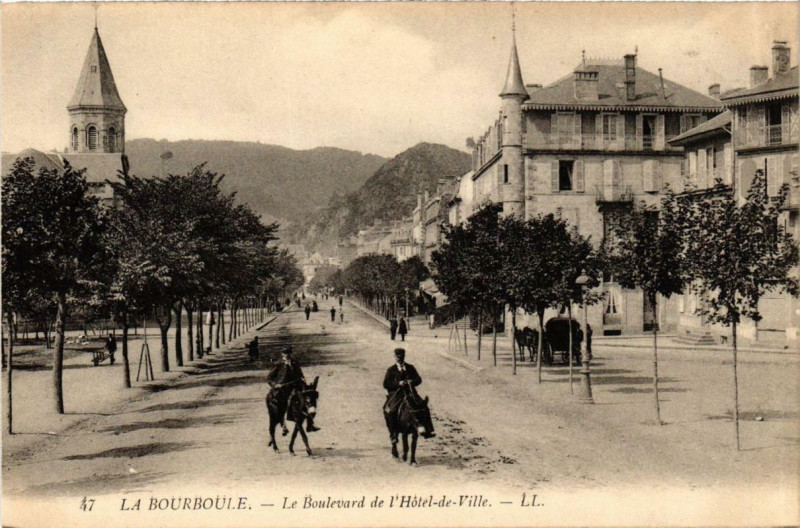 Carte postale ancienne La Bourboule Le Boulevard de l'Hotel de Ville à La Bourboule