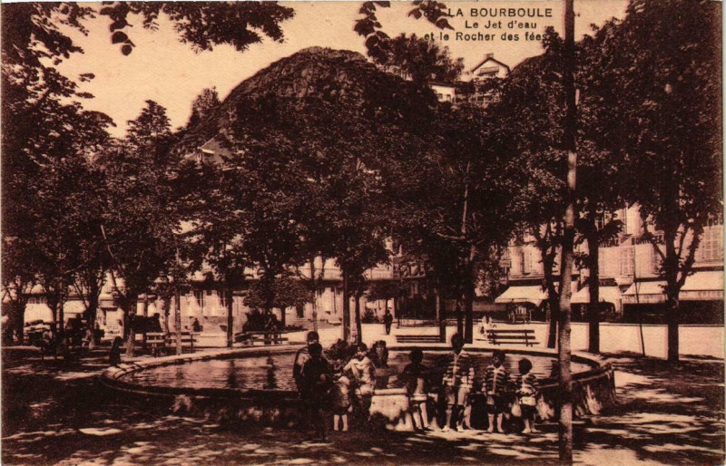 Carte postale ancienne La Bourboule Le Jet d'eau et le Rocher des fées à La Bourboule