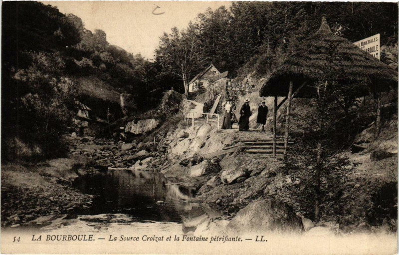 Carte postale ancienne La Bourboule La Source Croizat et la Fontaine pétrifiante à La Bourboule