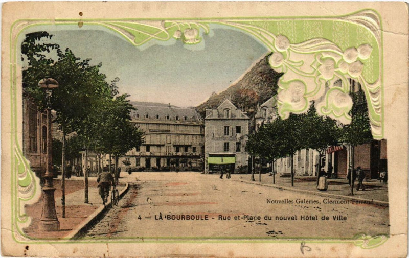 Carte postale ancienne La Bourboule Rue et Place du nouvel Hotel de Ville à La Bourboule