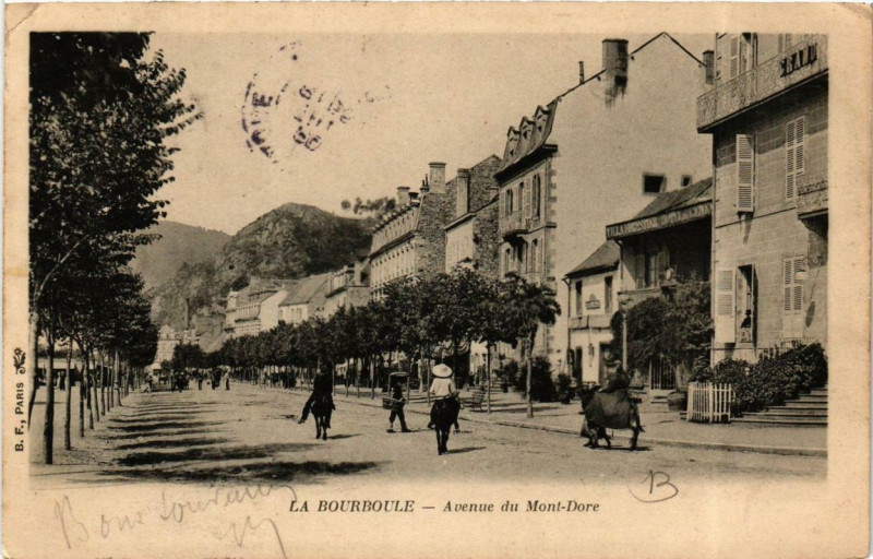 Carte postale ancienne La Bourboule Avenue du Mont-Dore à La Bourboule
