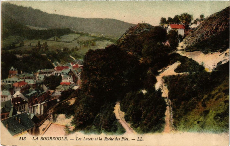Carte postale ancienne La Bourboule Les Lacets et la Roche des Fées à La Bourboule