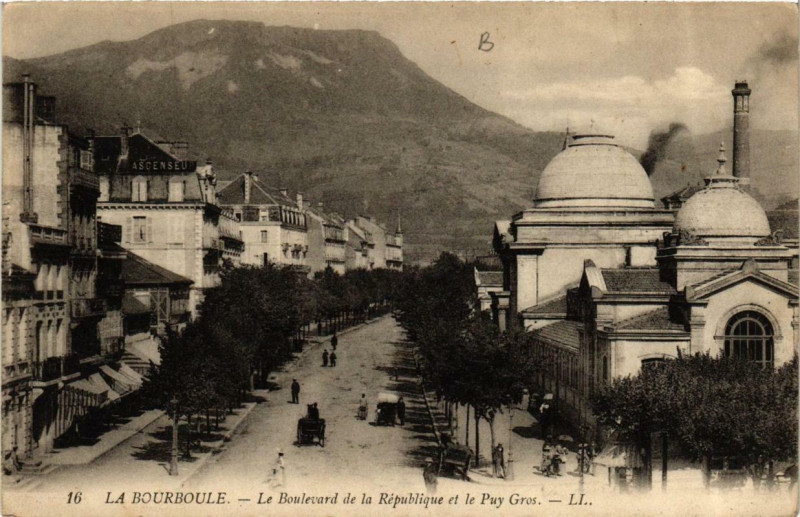 Carte postale ancienne La Bourboule Le Boulevard de la Republique et Le Puy Gros à La Bourboule