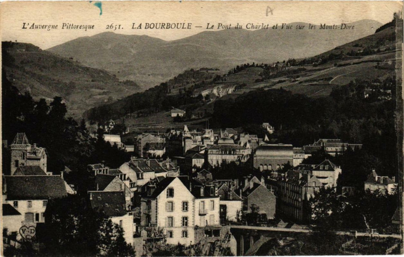 Carte postale ancienne La Bourboule Le Pont du Charlet et Vue sur les Monts-Dore à La Bourboule
