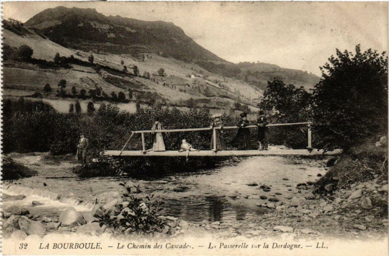 Carte postale ancienne La Bourboule Le Chemin des Cascade La Passerelle à La Bourboule