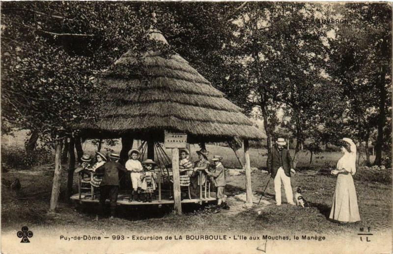 Carte postale ancienne La Bourboule L'Ile aux Mouches le Manége à La Bourboule
