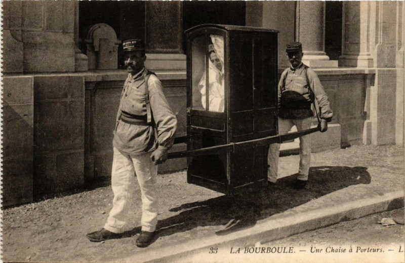 Carte postale ancienne La Bourboule Une Chaise a Porteurs à La Bourboule