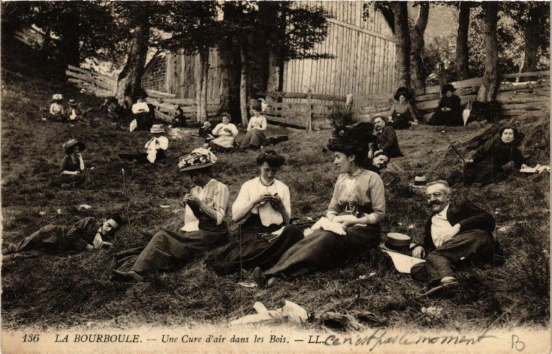 Carte postale ancienne La Bourboule Une Cure d'air dans les Bois à La Bourboule
