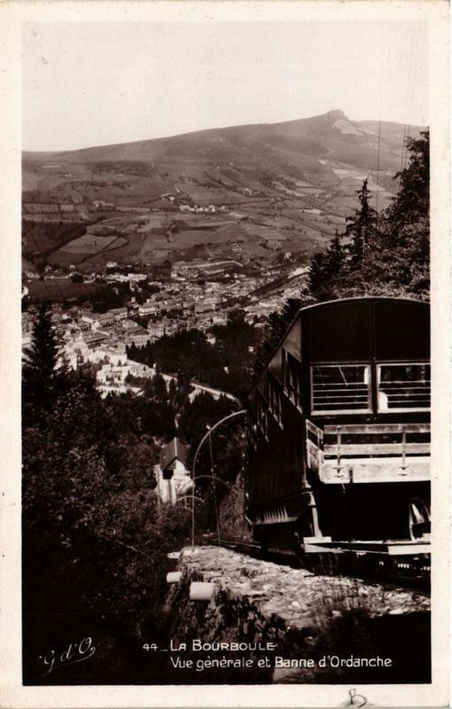 Carte postale ancienne La Bourboule Vue generale et Banne d'Ordanche à La Bourboule