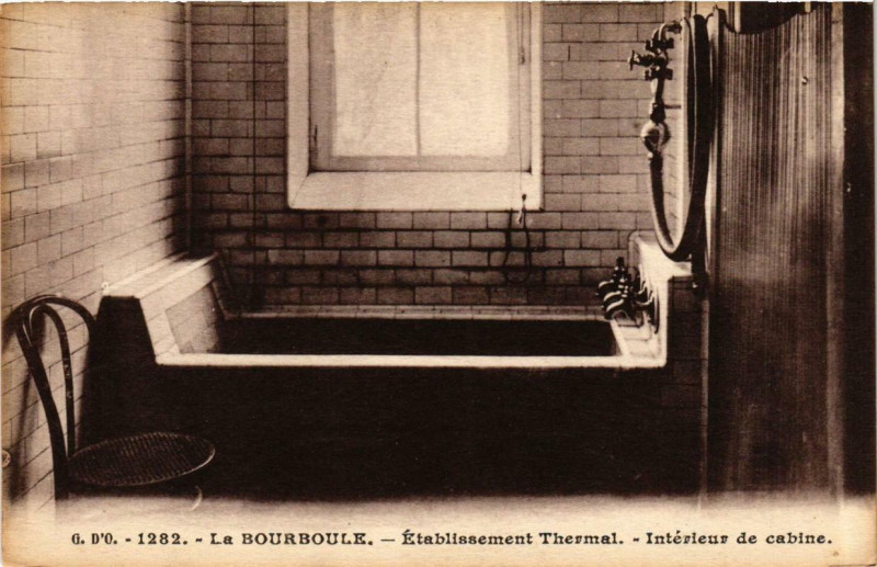 Carte postale ancienne La Bourboule Etabl. Thermal Int. de cabine à La Bourboule