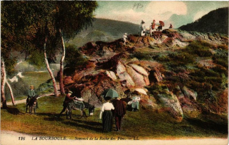 Carte postale ancienne La Bourboule Sommet de la Roche des Fées à La Bourboule