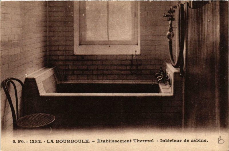Carte postale ancienne La Bourboule Etabl. Thermal Int. de cabine à La Bourboule