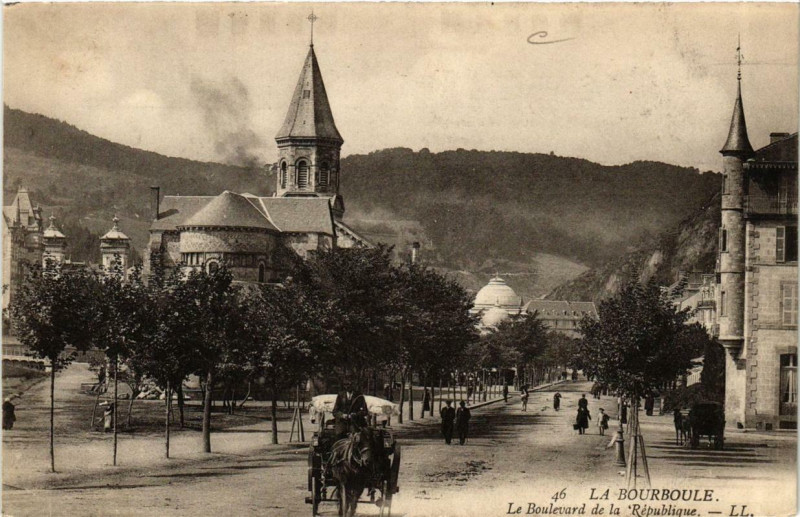 Carte postale ancienne La Bourboule Le Boulevard de la Republique à La Bourboule