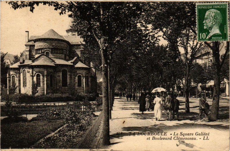 Carte postale ancienne La Bourboule Le Square Galiéni et Boulevard Clémenceau à La Bourboule