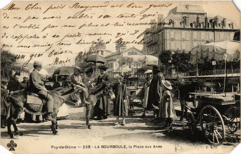 Carte postale ancienne La Bourboule La Place aux Anes à La Bourboule