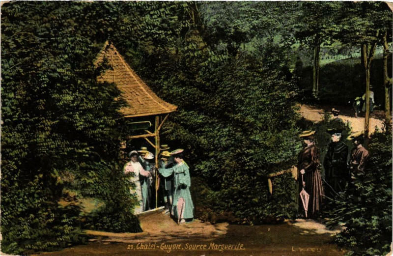 Carte postale ancienne Chatel-Guyon Source Marguerite