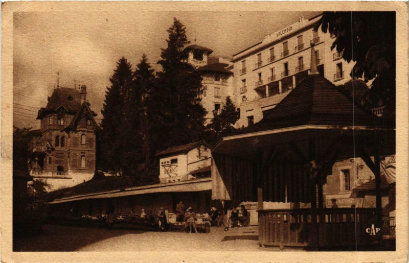 Carte postale ancienne Chatel-Guyon Le Parc de l'Etabl. Thermal