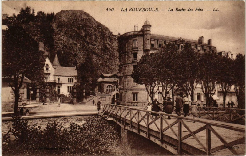 Carte postale ancienne La Bourboule La Roche des Fées à La Bourboule