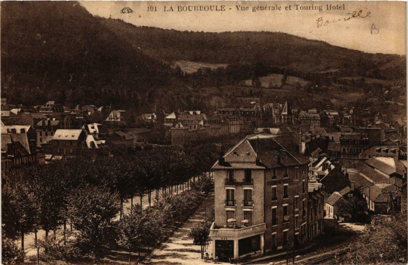 Carte postale ancienne La Bourboule Vue generale et Touring Hotel à La Bourboule