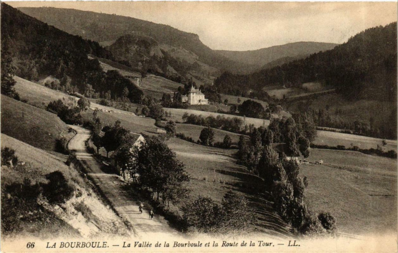 Carte postale ancienne La Bourboule La Vallée de La Bourboule et la Route à La Bourboule