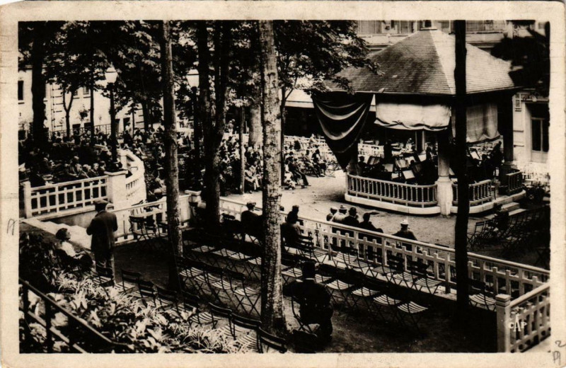 Carte postale ancienne Chatel-Guyon Le Parc du Casino