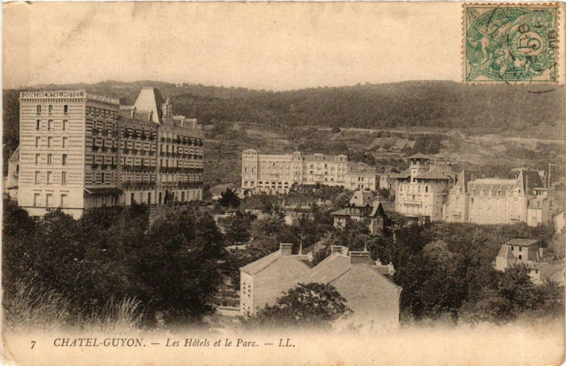 Carte postale ancienne Chatel-Guyon Les Hotels et le Parc