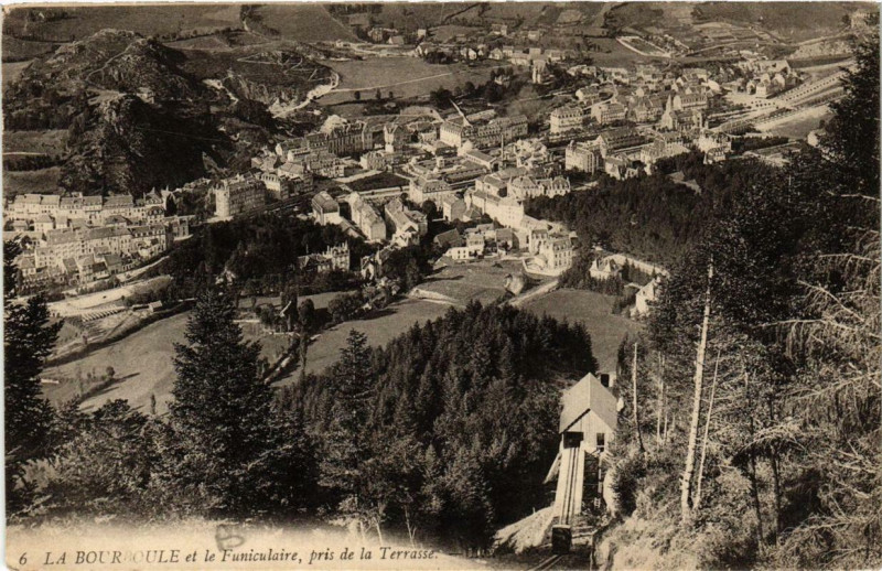 Carte postale ancienne La Bourboule et le Funiculaire pris de la Terrasse à La Bourboule