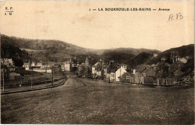 Carte postale ancienne La Bourboule Avenue à La Bourboule