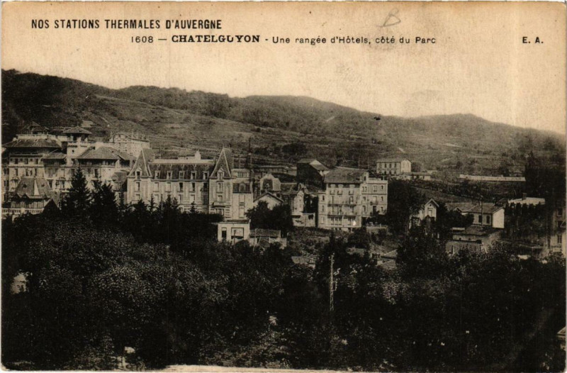 Carte postale ancienne Chatel-Guyon Une rangée d'Hotels cote du Parc