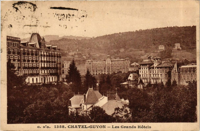 Carte postale ancienne Chatel-Guyon Les Grands Hotels
