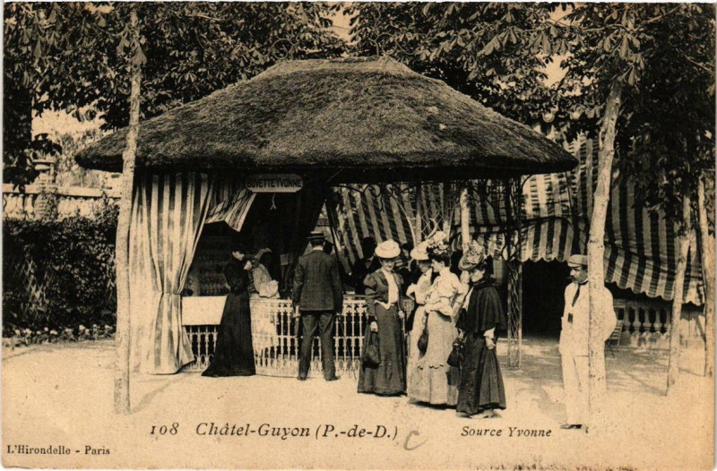 Carte postale ancienne Chatel-Guyon Source Yvonne