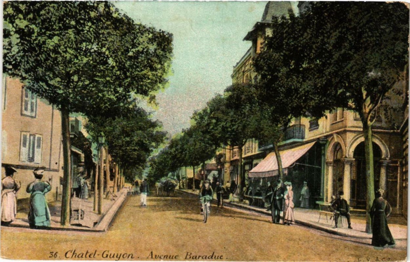 Carte postale ancienne Chatel-Guyon Avenue Baraduc