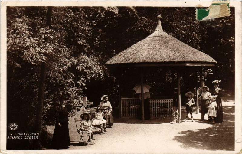 Carte postale ancienne Chatel-Guyon Source Gubler