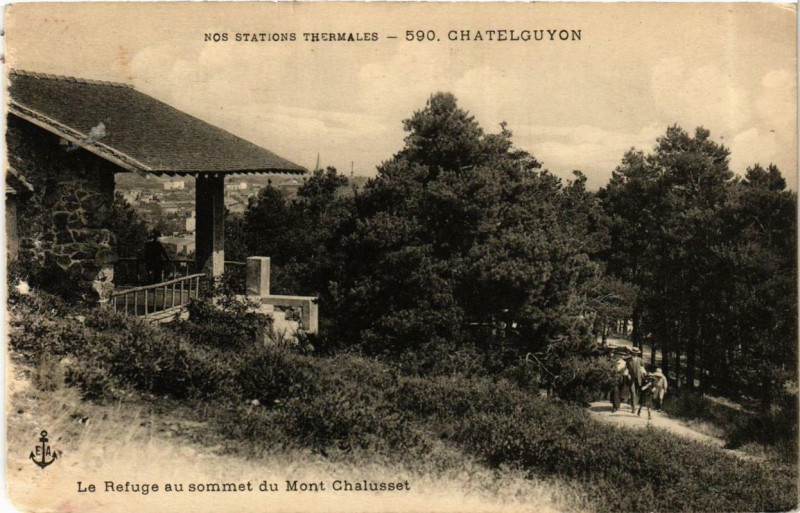 Carte postale ancienne Chatel-Guyon Le Refuge au sommet du Mont Chalusset à Chalus