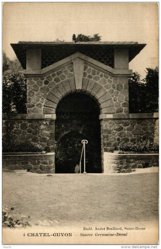 Carte postale ancienne Chatel-Guyon Source Germaine-Deval France