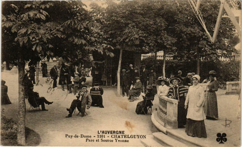 Carte postale ancienne Chatel-Guyon Parc et Source Yvonne