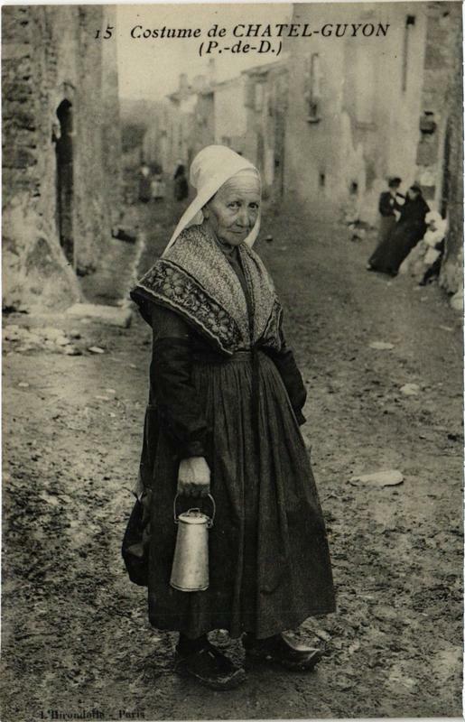 Carte postale ancienne Chatel-Guyon Costume