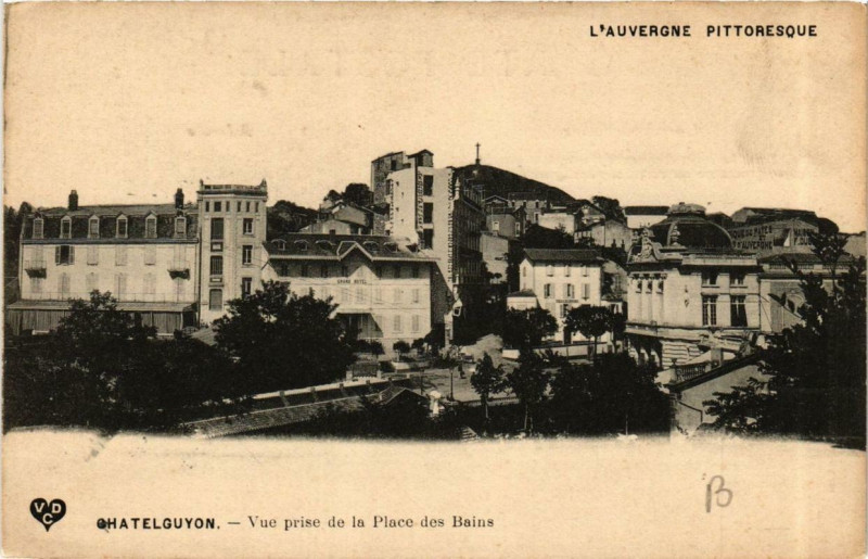 Carte postale ancienne Chatel-Guyon Vue prise de la Place des Bains à Ris