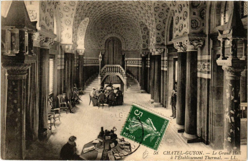 Carte postale ancienne Chatel-Guyon Le Grand Hall a l'Etabl. Thermal