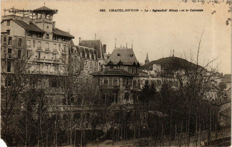 Carte postale ancienne Chatel-Guyon Le Splendid Hotel et le Calvaire