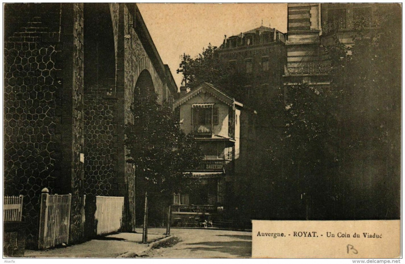 Carte postale ancienne Royat Un Coin du Viaduc à Royat