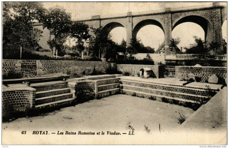Carte postale ancienne Royat-les-Bains Romains et le Viaduc à Royat