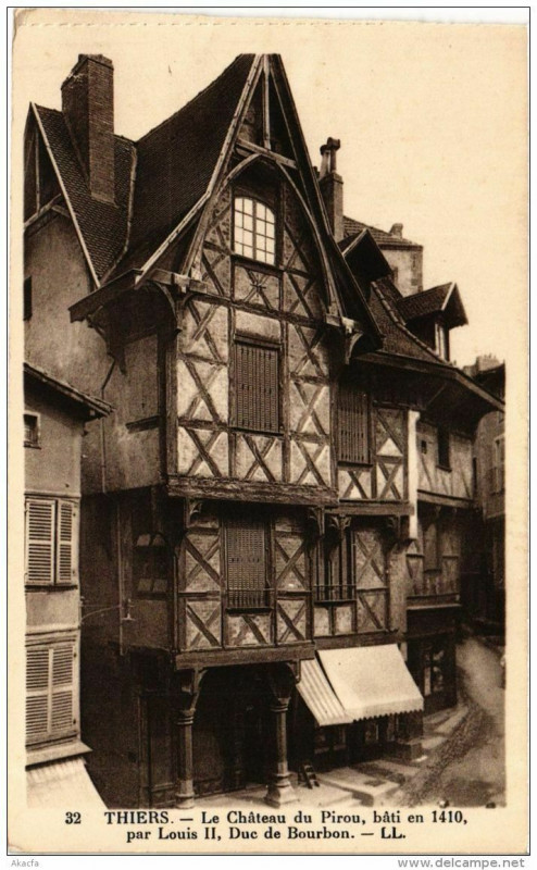 Carte postale ancienne Thiers Le Chateau du Pirou à Thiers