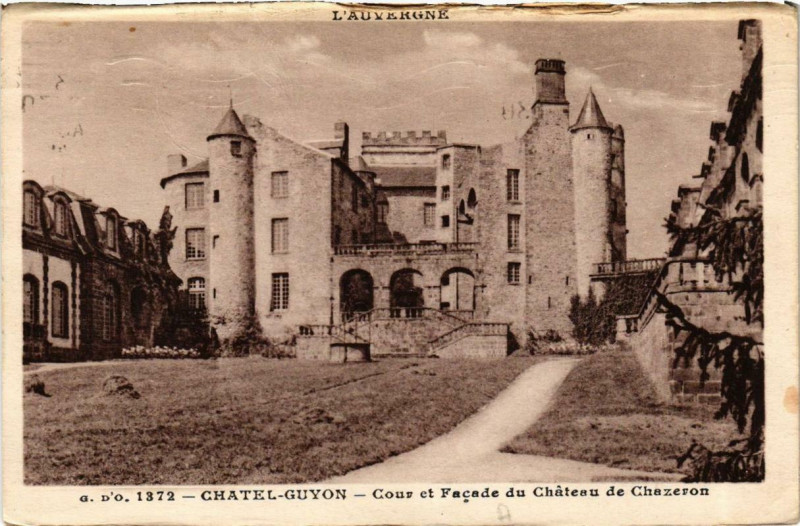 Carte postale ancienne Chatel-Guyon Cour et Facade du Chateau de Chazeron