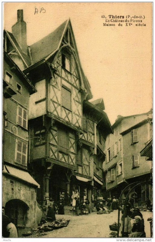 Carte postale ancienne Thiers Le Chateau du Piroux Maison du Xve s à Thiers