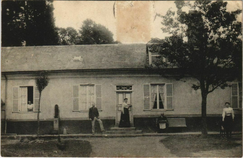 Carte postale ancienne En face d'une maison