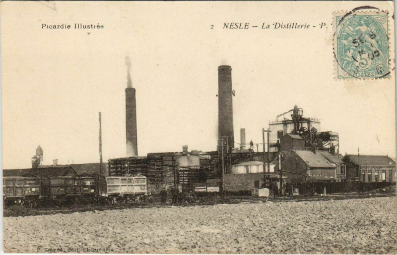 Carte postale ancienne Nesle La Distillerie à Nesle