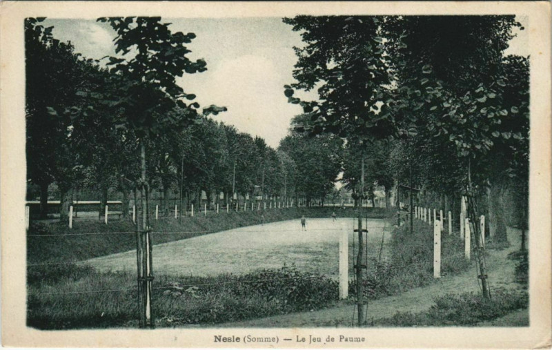 Carte postale ancienne Nesle Le Jeu de Paume à Nesle